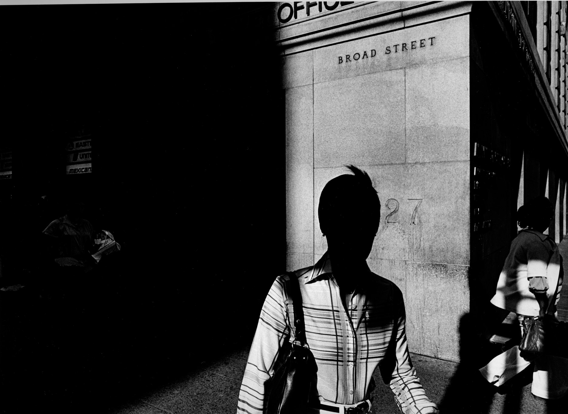 Ray K. Metzker, City Whispers, Philadelphia, 1980, RM1609073, exposition City Lux, Fondation A, Bruxelles, 2024, (c) Estate Ray. K. Metzker, Courtesy les Douches la Galerie, Paris, Boombartstic Art Magazine