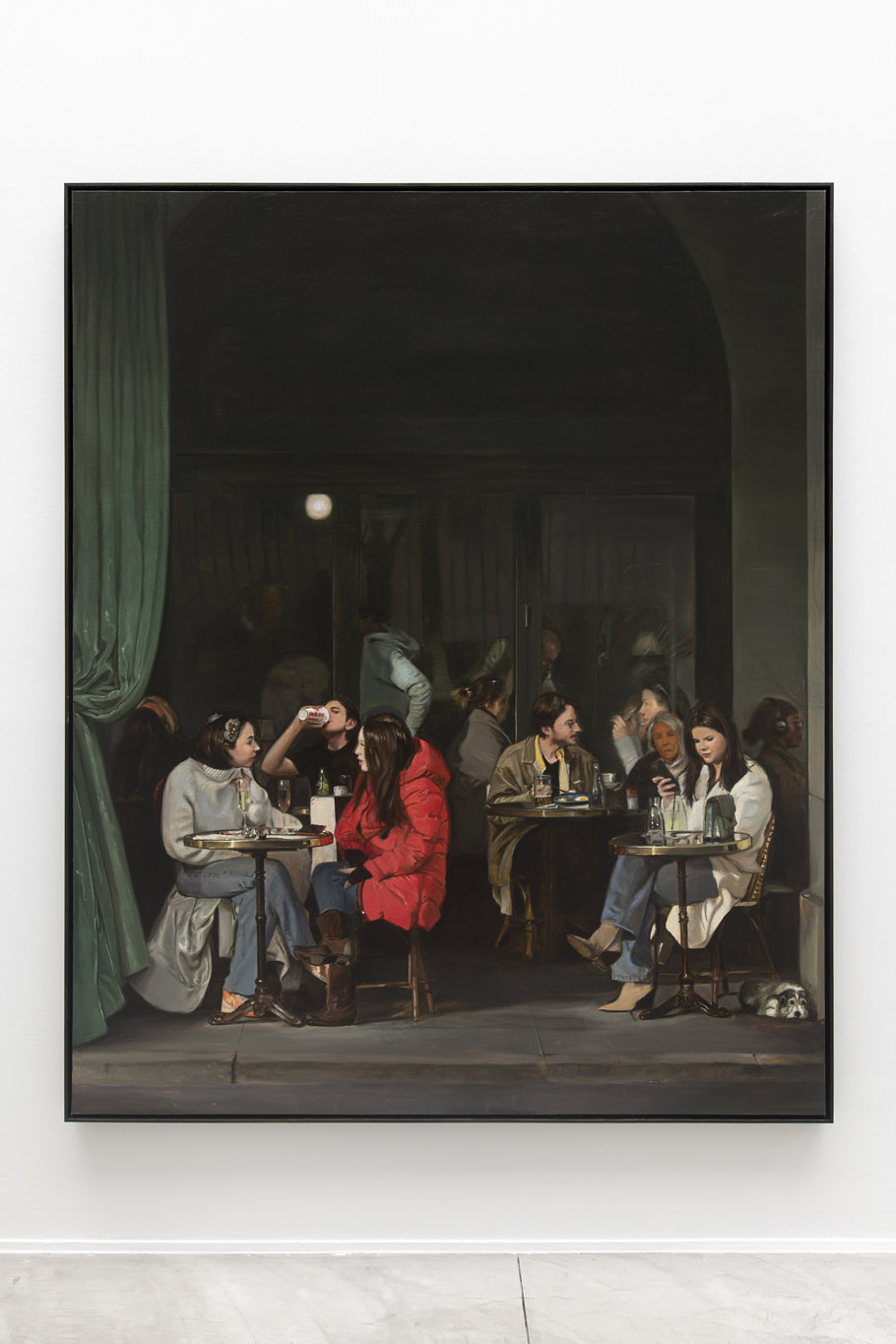 Bilal Hamdad, Lueur d'un Soir II, attroupement bde personnes sur la terrasse d'un café, huile sur toile, 2024, exposition Reflets, Galerie Templon, Bruxelles, 2024, Boombartstic Art Magazine