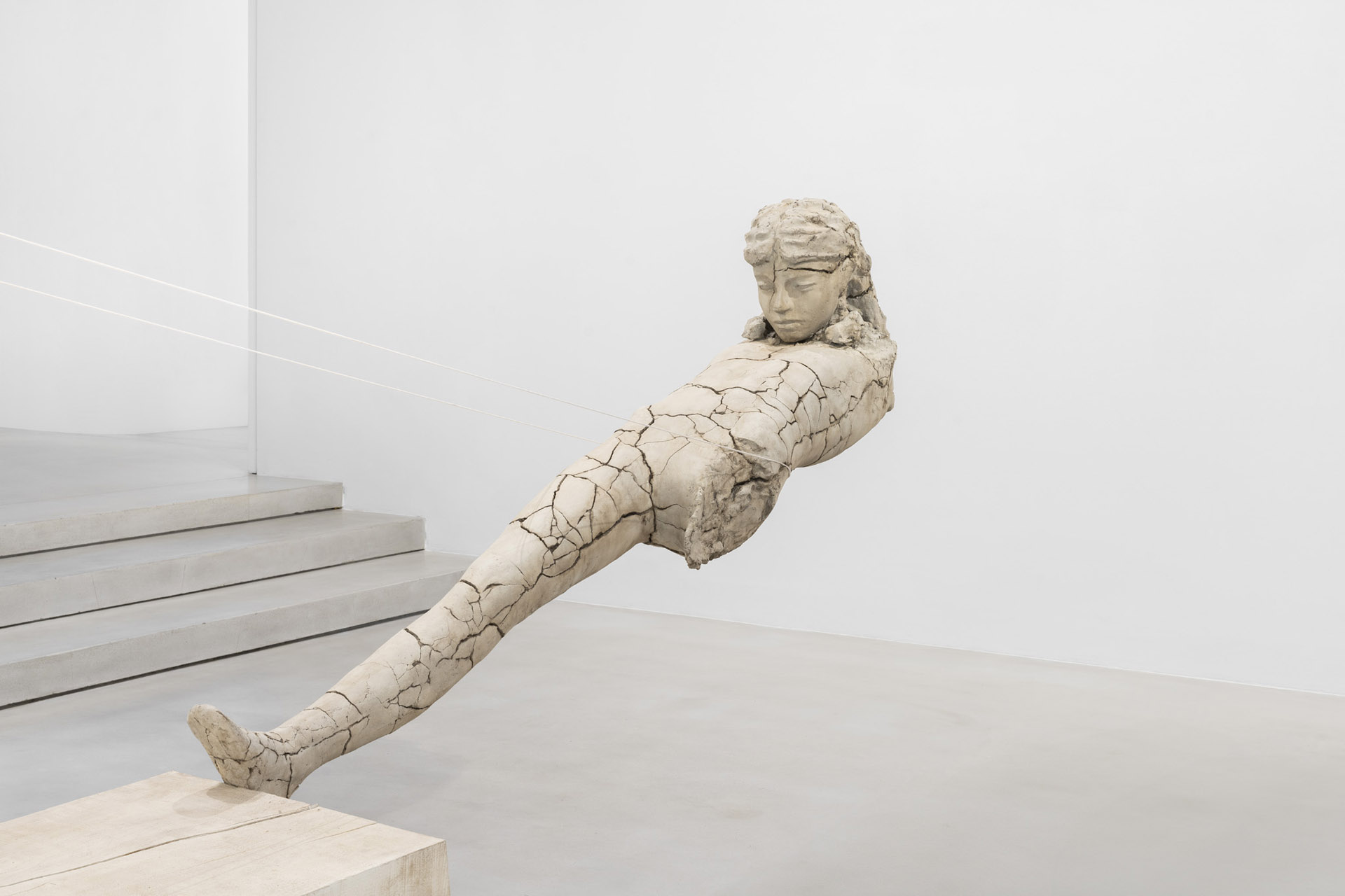 Mark Manders, Figure with Two Clouds, détail, installation, 2010-2024, exposition à la Galerie Xavier Hufkens, Bruxelles, 2024, (c) Mark Manders, (c) photo HV Studio, courtesy Galerie Xavier Hufkens, Boombartstic Art Magazine