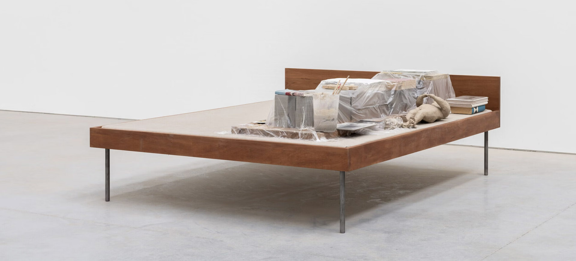 Mark Manders, My Bed, installation, matériaux mixtes, 1992-2024, exposition à la Galerie Xavier Hufkens, 2024, (c) Mark Manders, (c) photo courtesy Galerie Xavier Hufkens, Boombartstic Art Magazine