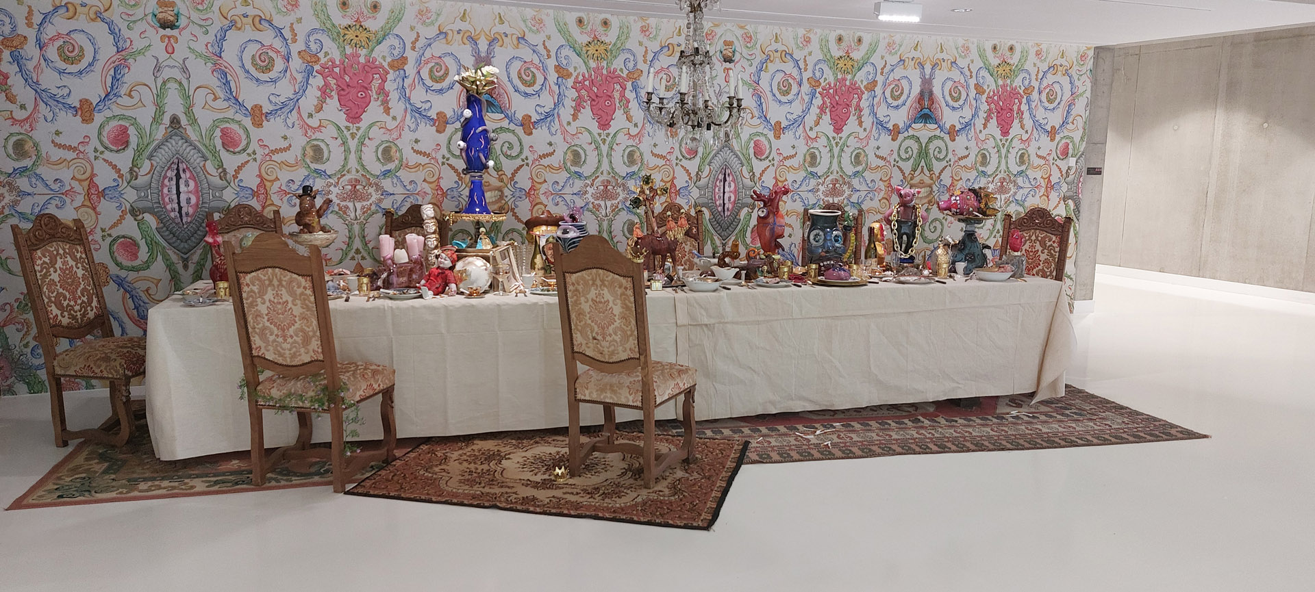 Einar et Jamex De la Torre, El Dorado, installation, papiers peints, table de banquet, objets divers en verre, exposition Trop Plein, MusVerre, Sars-Poteries, France, 2024, (c) Einar et Jamex De la Torre, (c) photo Eric Mabille, Boombartstic Art Magazine