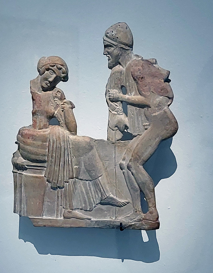 Mélos, Grèce, plaque de Milo, Ulysse et Pénélope, ca 450 av JC, collections Musée du Louvre, exposition Exils, Louvre - Lens, 2024, (c) photo Eric Mabille, Boombartstic Art Magazine