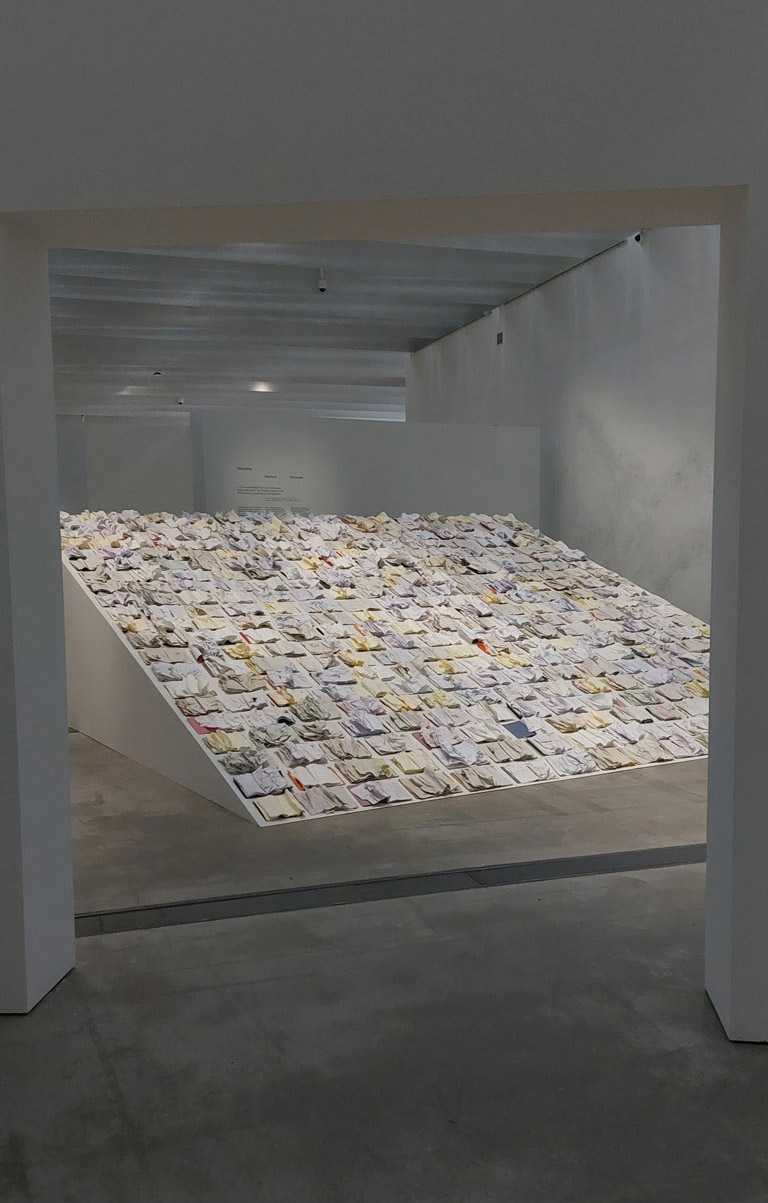 Marco Godinho, Written by Water, installation, 2013, exposition Exils, Musée du Louvre - Lens, 2024, (c) Marco Godinho, (c) photo Eric Mabille, Boombartstic Art Magazine