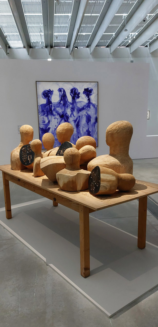 Barthélémy Toguo, The New World Climax III, installation, bois sculpté et gravé, encre, table en bois, 2001, collection du MAC VAL, Vitry-sur-Seine, et Partage V, encre sur toile, 2020, collection privée, exposition Exils, musée du Louvre-Lens, 2024, (c) Barthélémy Toguo, (c) photo Eric Mabille, Boombartstic Art Magazine