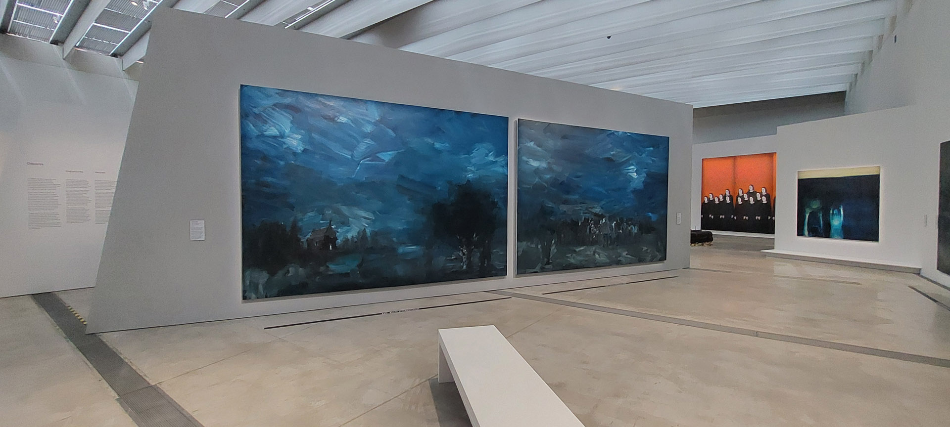 Yan Pei-Ming, Aube noire, vue du diptyque, huile sur toile, 2015, collection particulière, exposition Exils, musée du Louvre-Lens, 2024, (c) Yan Pei-Ming, (c) photo Eric Mabille, Boombartstic Art Magazine