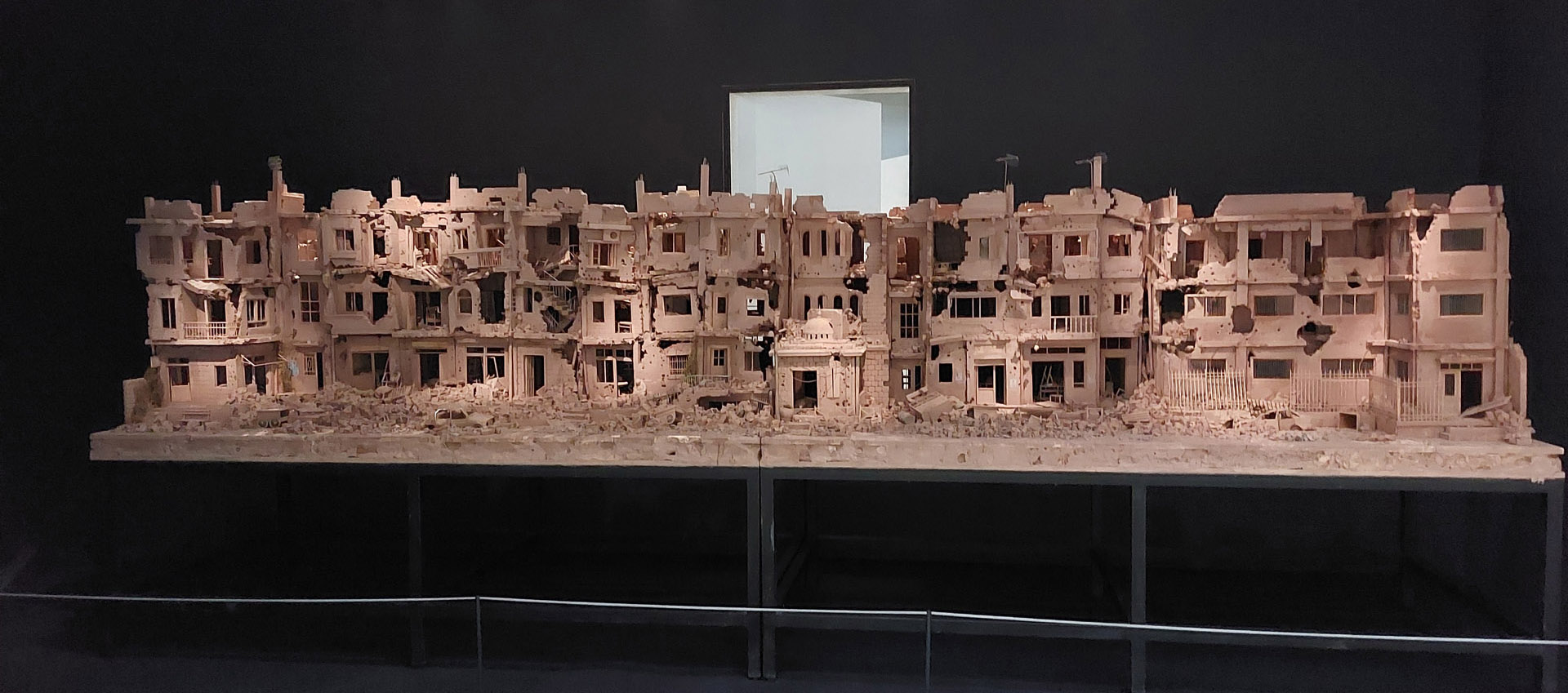 Khaled Dawwa, Damas, sculpture d'une ville dévastée par la guerre, 2018-2021, collection Mucem, Marseille, inv. 2022.7.1.1-2, exposition Exils, musée du Louvre-Lens, 2024, (c) Khaled Dawwa, (c) photo Eric Mabille, Boombartstic Art Magazine