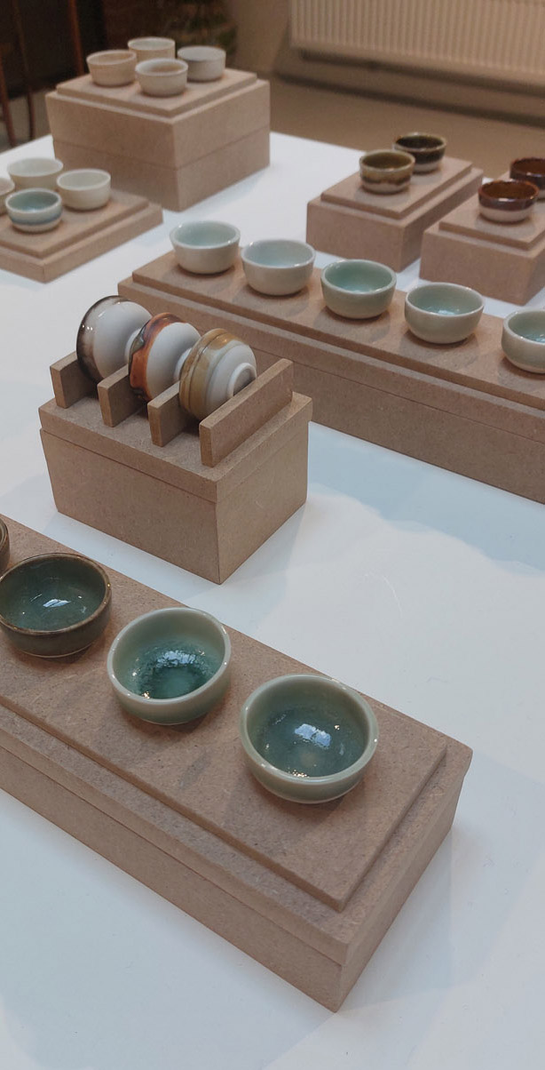 Léna Babinet, série Laboratoire de paysages, 2019, Porcelaine émaillée, bois, Porcelaine coulée et émaillée cuisson réductrice et oxydante, exposition Mémoires, Ma. Art Space, Bruxelles, 2024, (c) Léna Babinet, (c) photo Eric Mabille, Boombartstic Art Magazine