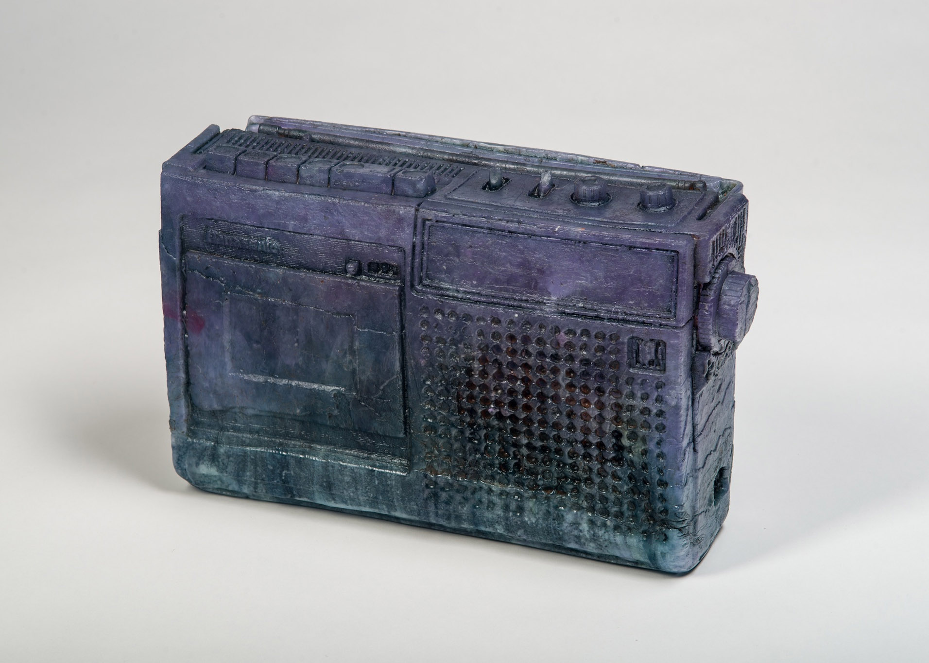 Jennifer Crescuillo, The Amethyst Panasonic, verre moulé, 2016, exposition Trop Plein, MusVerre, Sars-Poteries, France, 2024, (c) Jennifer Crescuillo, courtesy Habatat Detroit Fine Art, USA, (c) photo courtesy MusVerre, Boombartstic Art Magazine