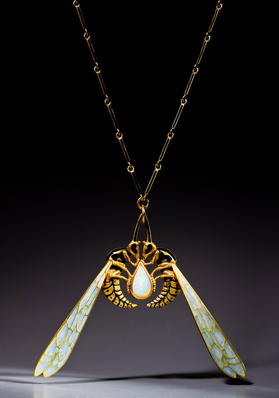 BRAFA 2025, Epoque Fine Jewels, Courtrai, Belgique, René Lalique, pendentif Art Nouveau aux guêpes, ca 1903-1904, (c) photo courtesy Epoque Fine Jewels, Boombartstic Art Magazine