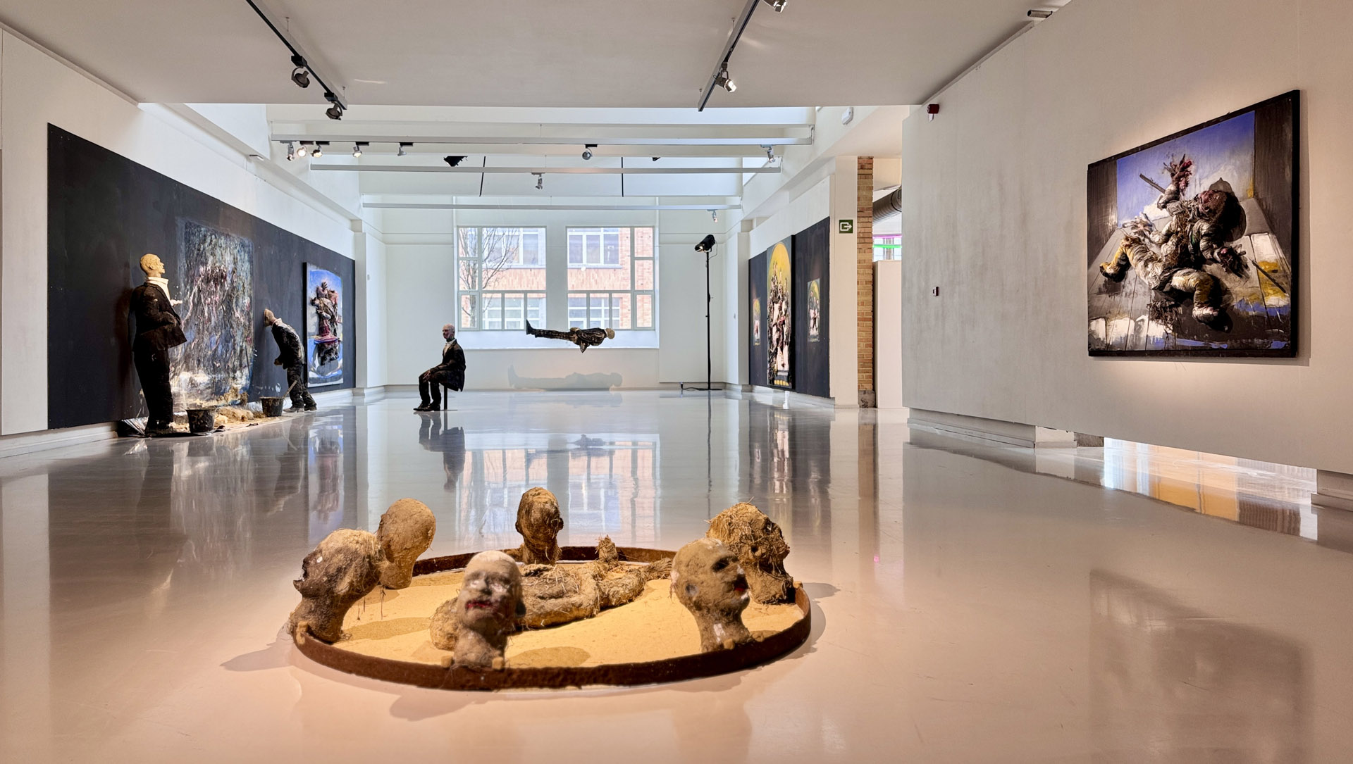 Olivier de Sagazan, vue de l'exposition De la Sainte-Face à la Tête-Viande, Centre Culturel de Namur, 2025, (c) photo Be Culture, Boombartstic Art Magazine