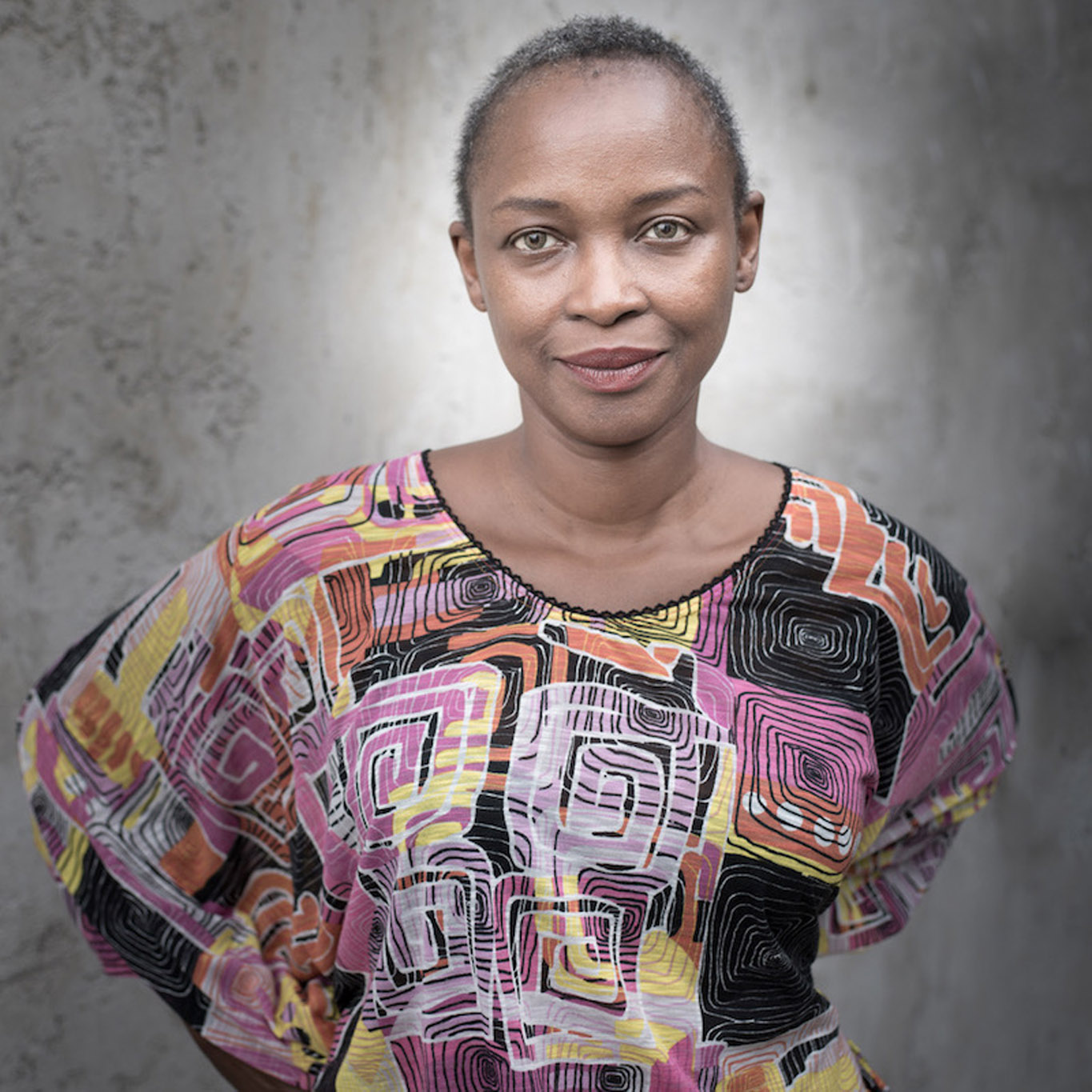 Portrait de Koyo Kouoh, commissaire de l'exposition When We See Us, BOZAR, Bruxelles, 2025, (c) photo courtesy of Zeitz Museum MOCAA, Boombartstic Art Magazine